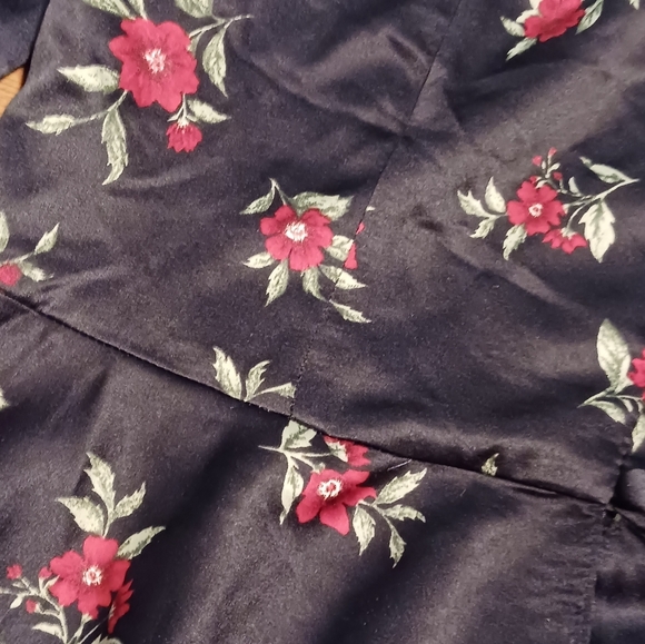 Forever 21 Black & Red Floral Cropped Blouse Small NWT Romantic Bloomcore Gothic - Picture 3 of 3